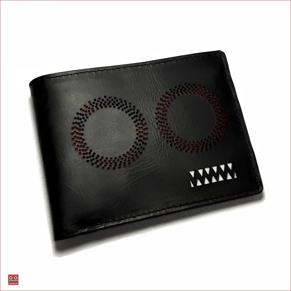 Billetera negro perforado con interior rojo, material 100% cuero, $45.000 0