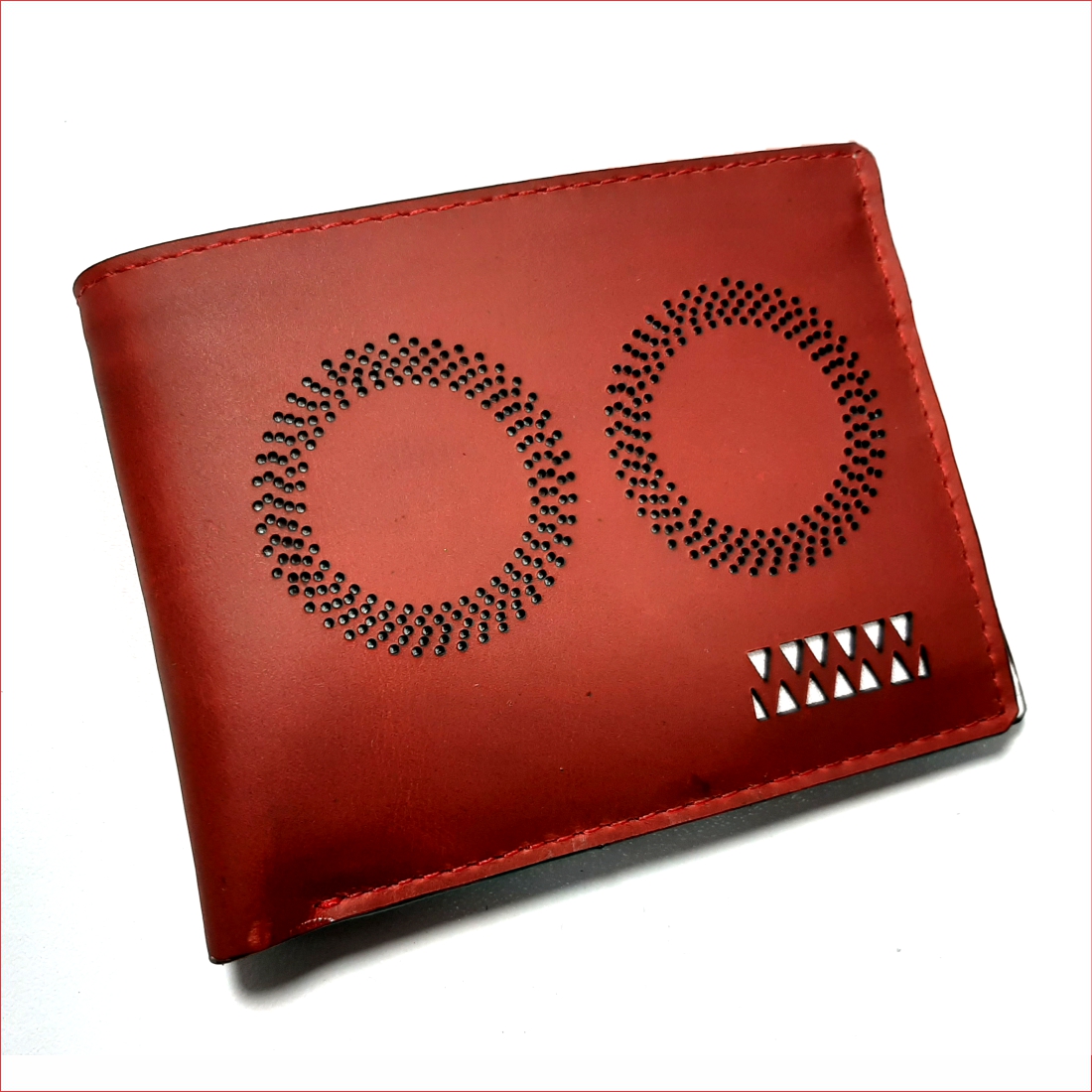 Billetera rojo perforado con interior blanco, material 100% cuero, $40.000 0